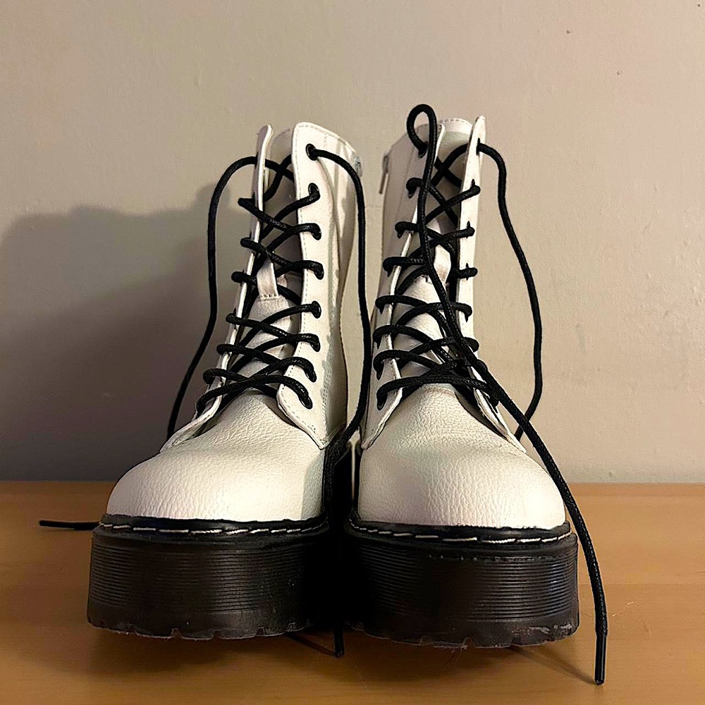 BARELY WORN WHITE UNIONBAY
COMBAT BOOTS
